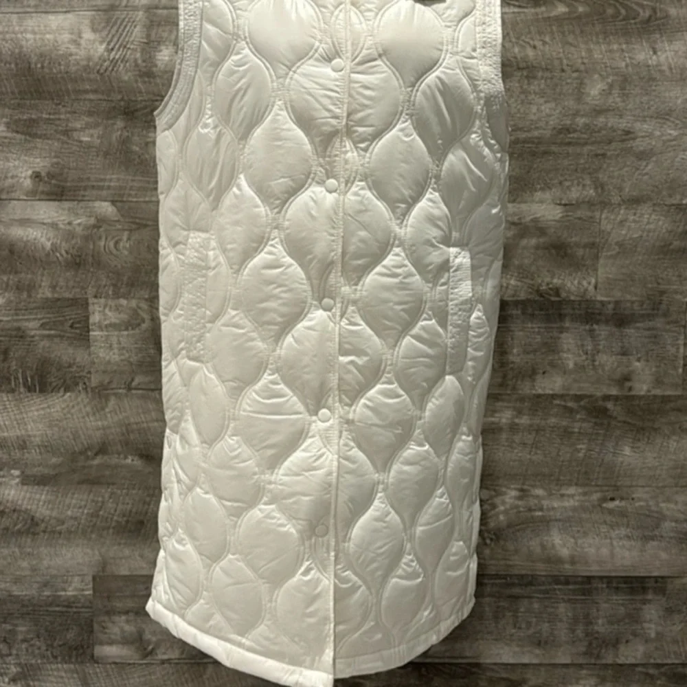 Joie Long White Sleeveless Puffer Vest, lightweight and quilted w/Pockets. - Picture 4 of 10